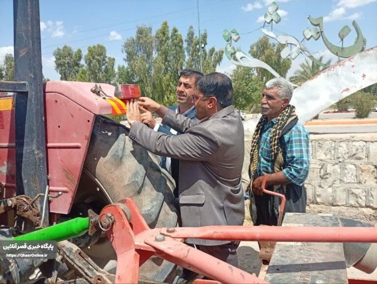 گردهمایی تراکتورداران قصرشیرین با محوریت نصب شبرنگ برای افزایش ایمنی جادهای